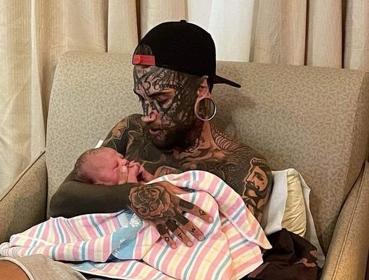 Dad whose body is completely covered in tattoos undergoes transformation for the sake of his young daughter